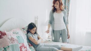 Eine Mutter bedroht ihre Tochter.